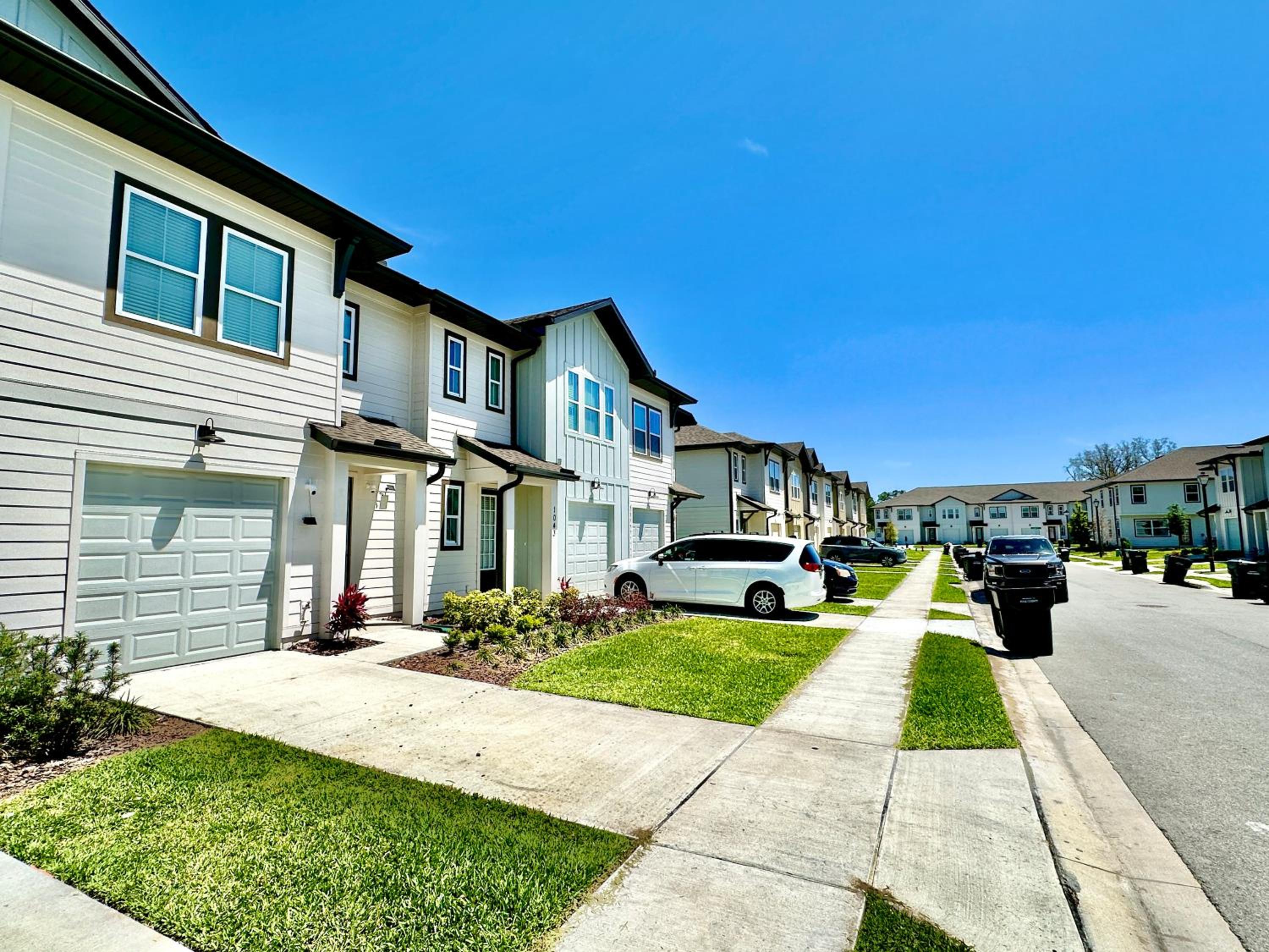 LUXURIOUS 3BED-2BATH RETREAT with CLUBHOUSE ACCESS view 2