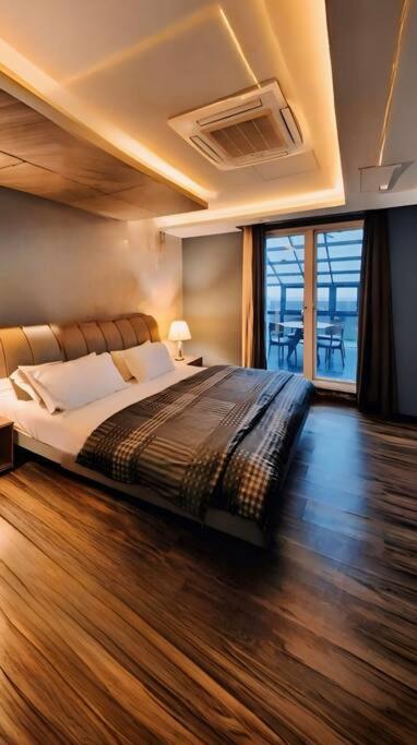 Trésor - Designer 1 BHK - Gulberg - MM Alam - Pool view 2