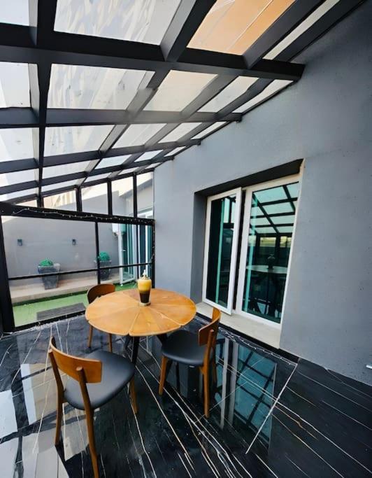 Trésor - Designer 1 BHK - Gulberg - MM Alam - Pool view 5
