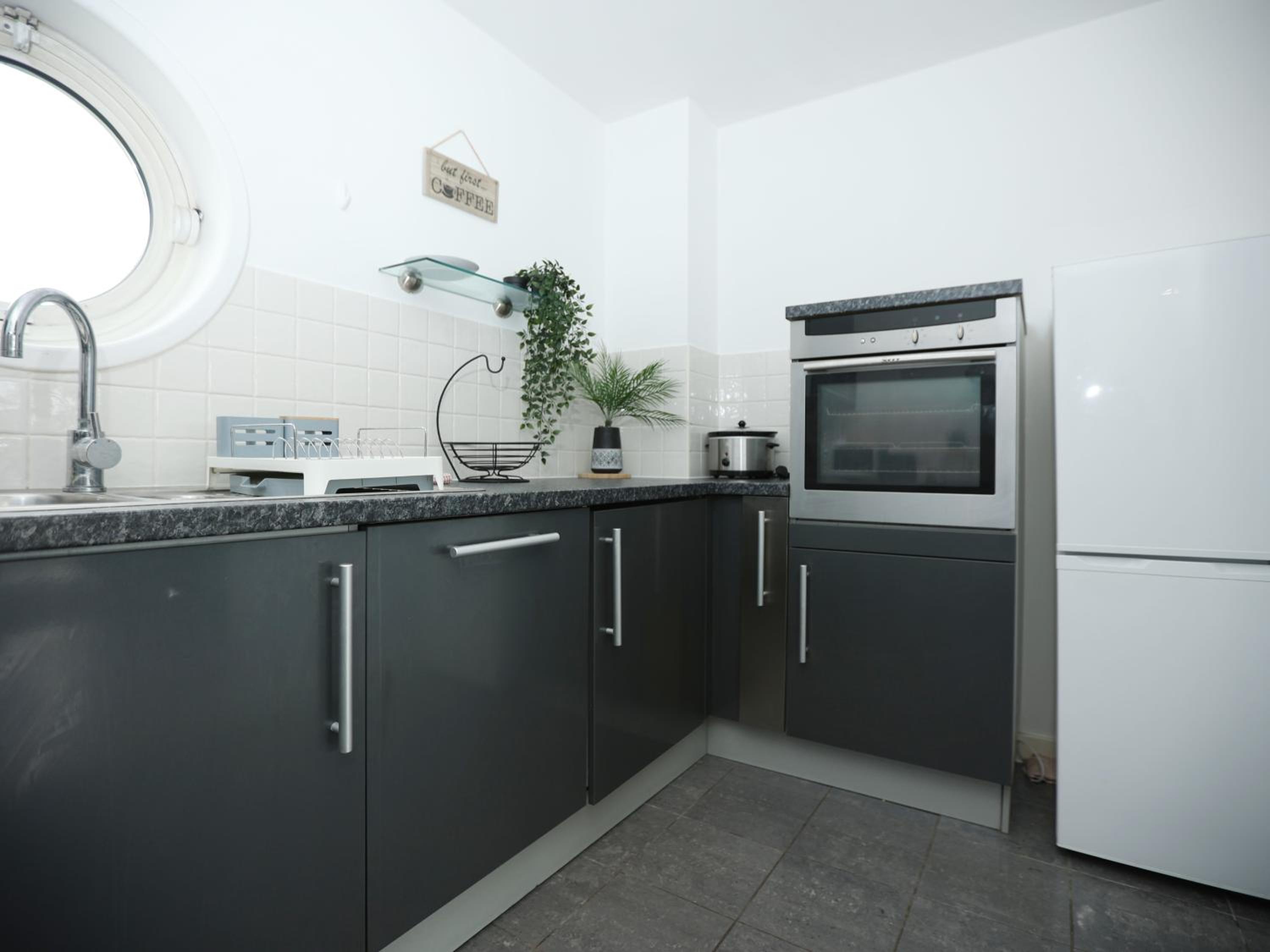 Lovely Cardiff Bay Apartment at Victoria Wharf - Stunning Views & Parking Included" view 3