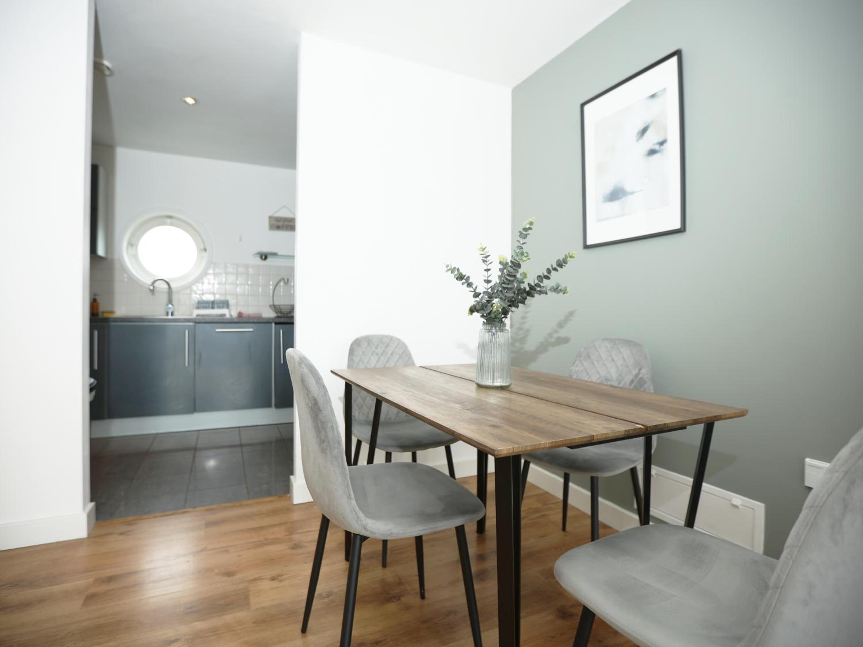 Lovely Cardiff Bay Apartment at Victoria Wharf - Stunning Views & Parking Included" view 5