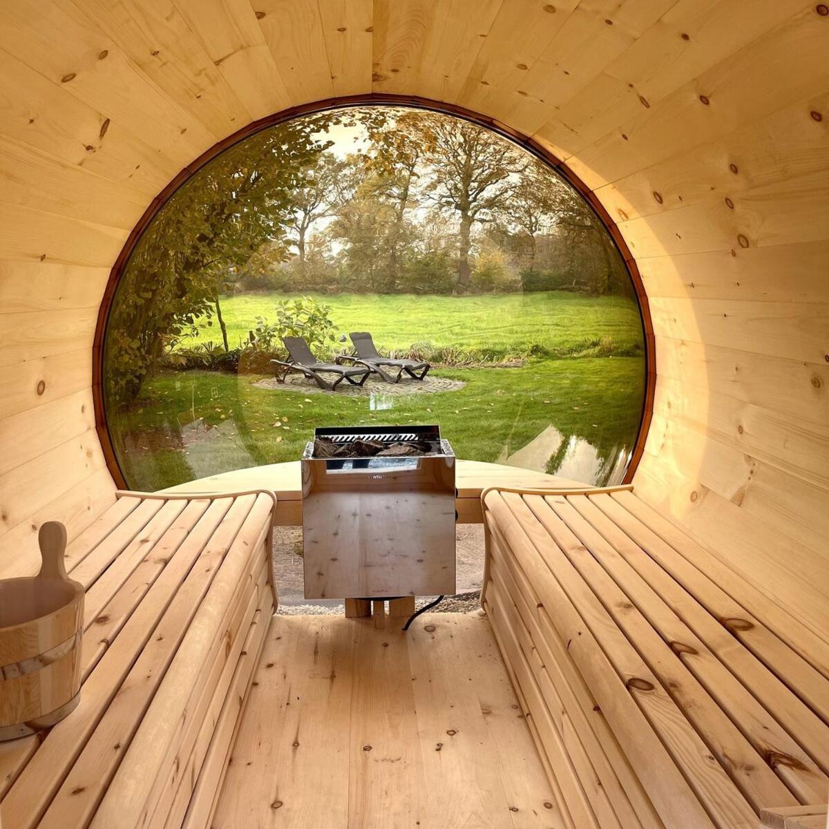 De Kastanje 5-persoons met overdekte lounge en hottub, barrelsauna, stoomsauna, ligbad, sunshower, wifi view 4