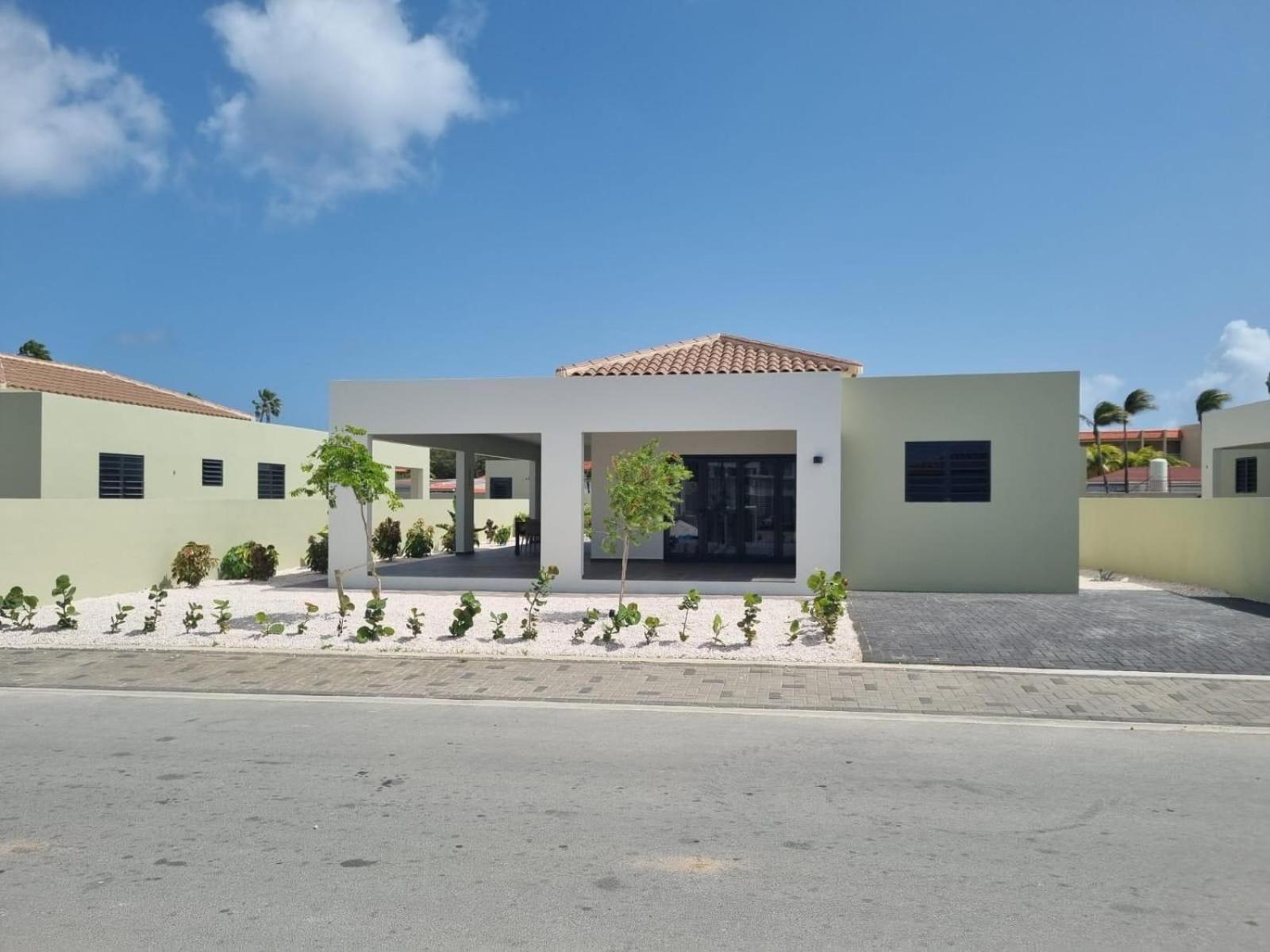 Villa Jasmijn with private pool, Mambo Beach