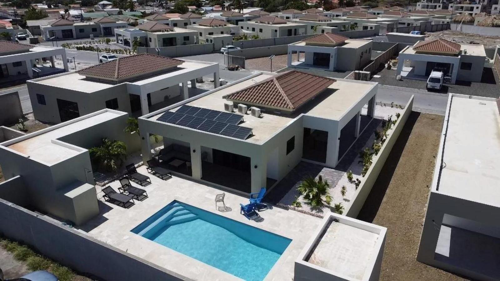 Villa Jasmijn with private pool, Mambo Beach