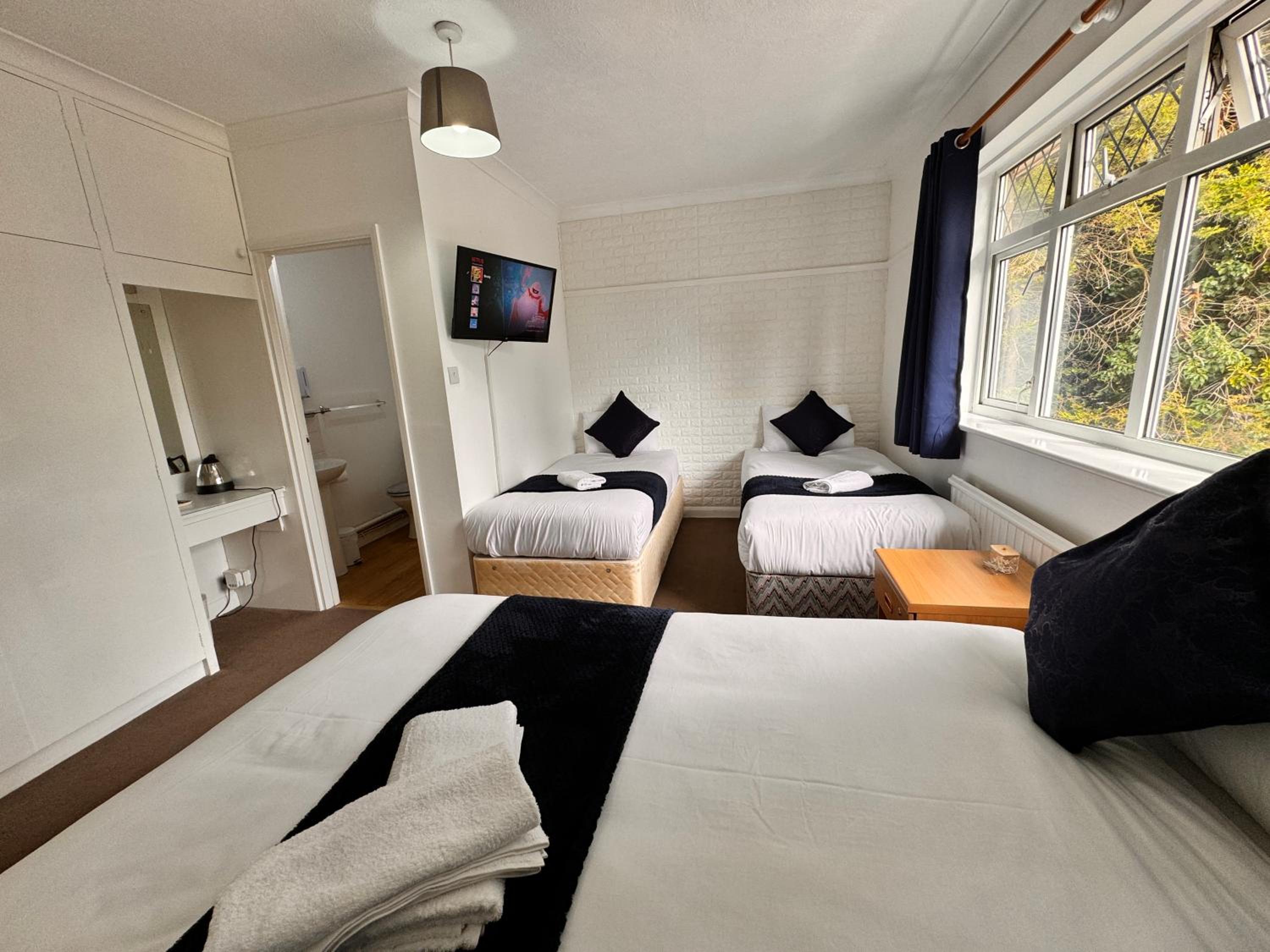 High Trees Guest House Gatwick view 2