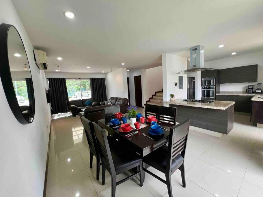 Casa ejecutiva en fraccionamiento privado