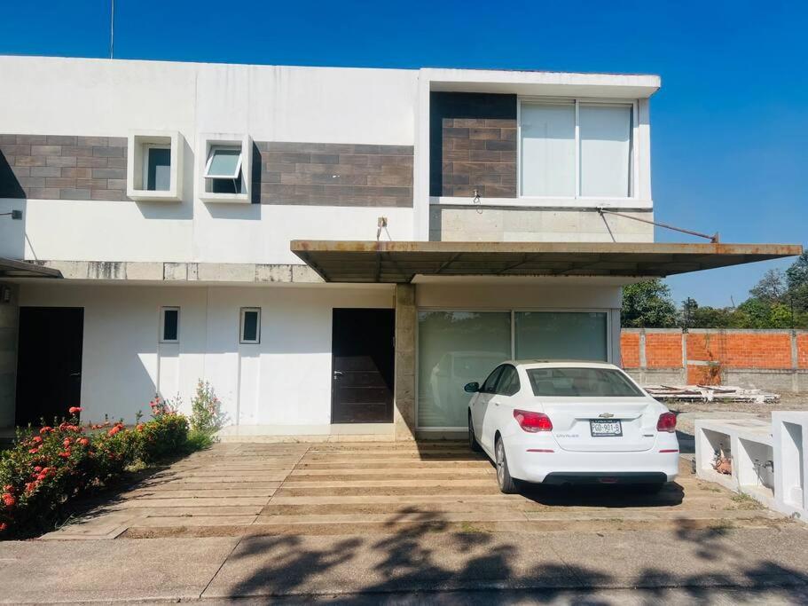 Casa ejecutiva en fraccionamiento privado
