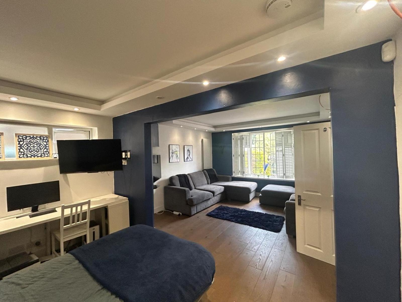 Wandworth, South London Deluxe King Room 2