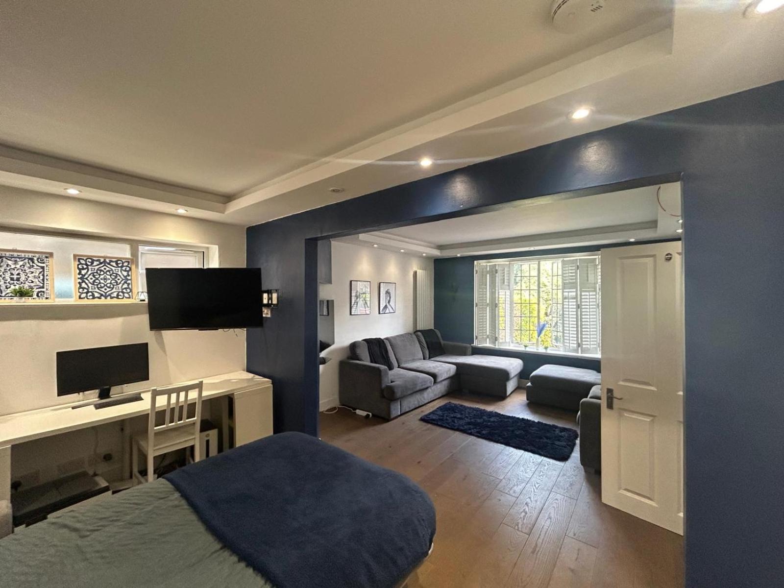 Wandworth, South London Deluxe King Room 2