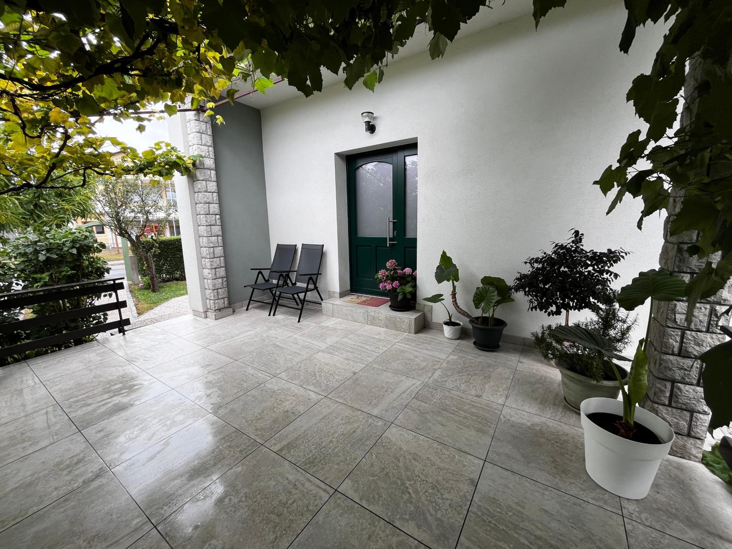 The Green Door Apartment - Center, Terrace & Free Parking