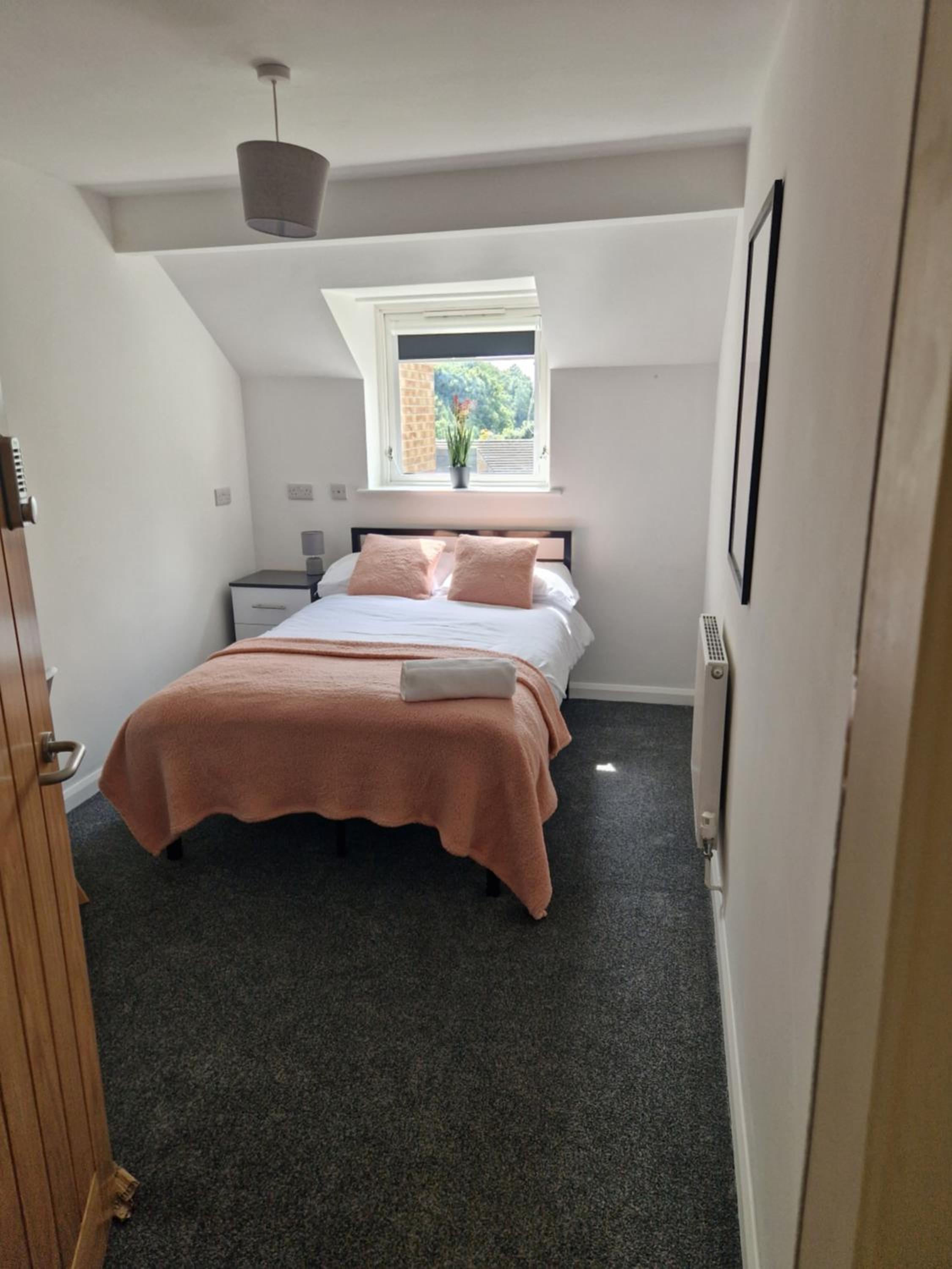 4 bed- Sheffield centre- Free secure parking- Monthly & Weekly stays view 5
