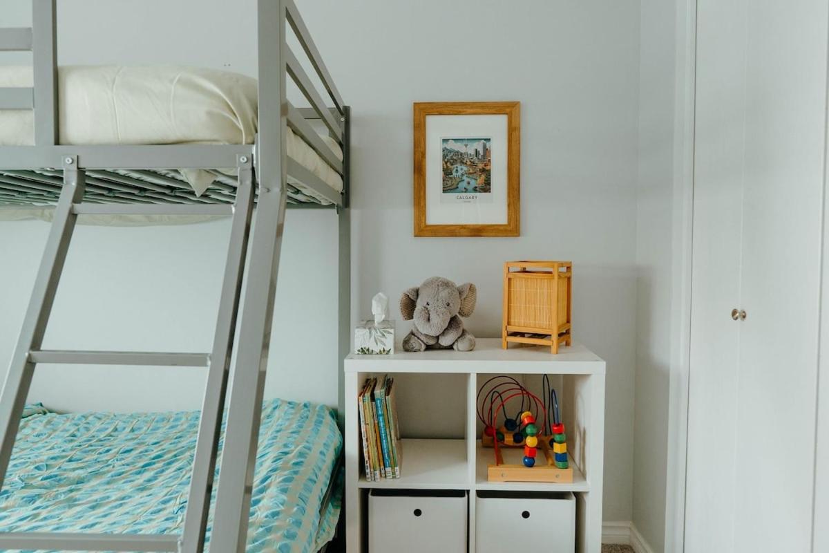 Central Calgary & Nearby Mountain Escape - 4 Beds