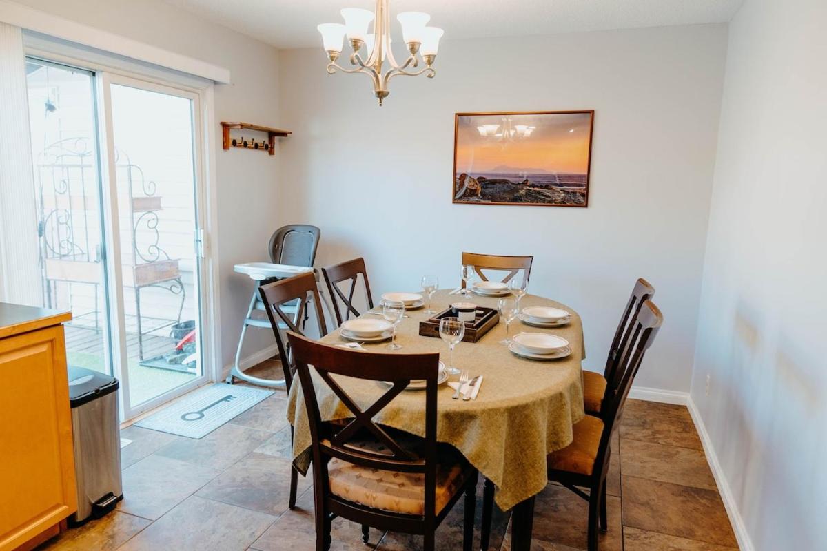 Central Calgary & Nearby Mountain Escape - 4 Beds