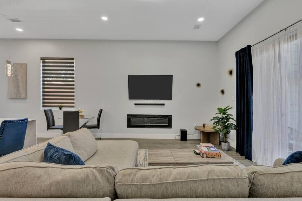 6-min from AA Arena l Modern Home near Downtown view 3