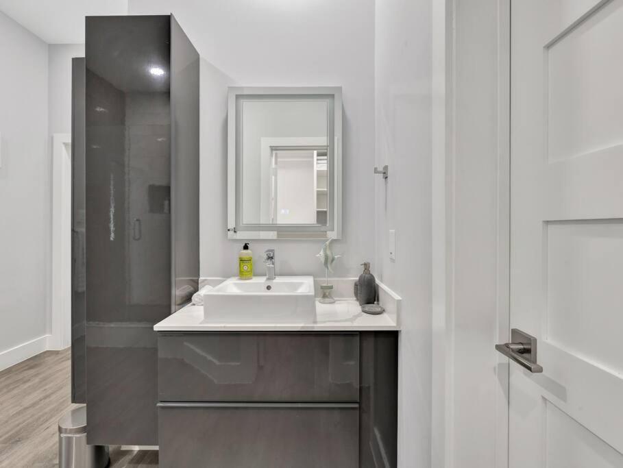 6-min from AA Arena l Modern Home near Downtown view 4