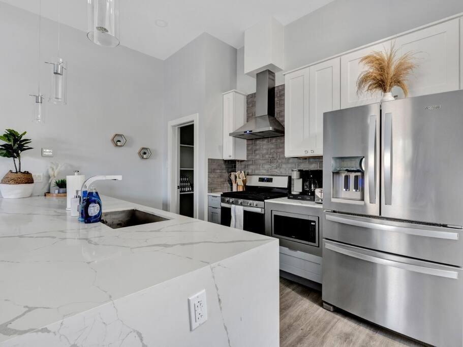 6-min from AA Arena l Modern Home near Downtown view 5