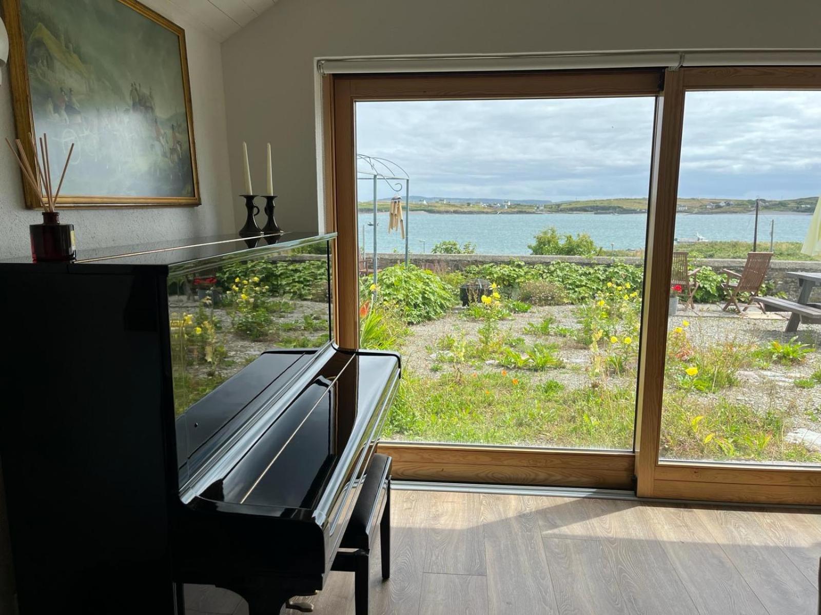 Pier Cottage with private water access to Colla Pier