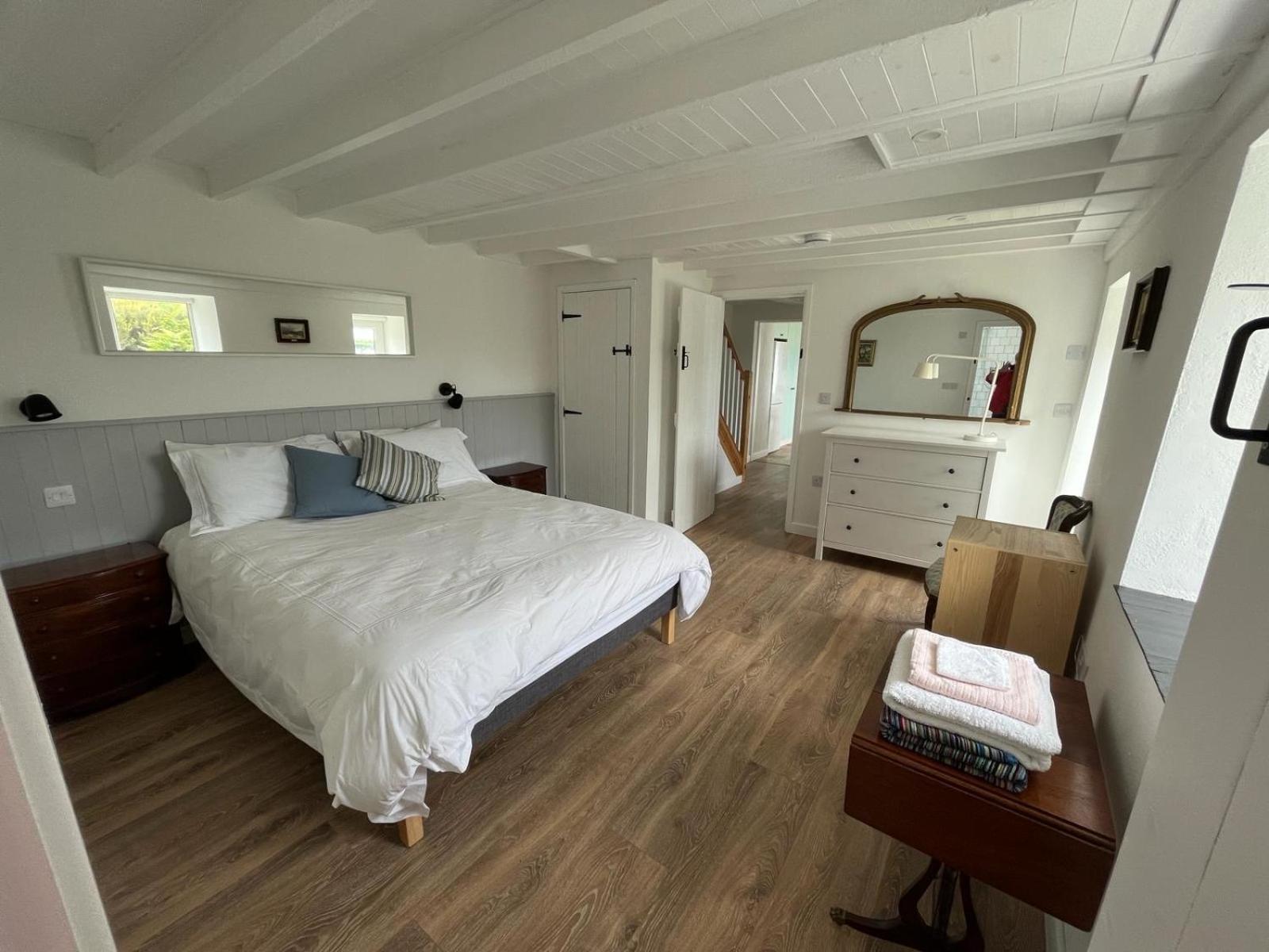 Pier Cottage with private water access to Colla Pier