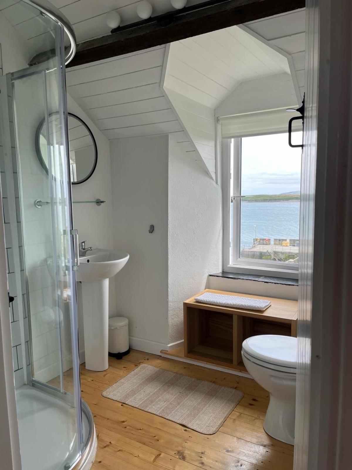 Pier Cottage with private water access to Colla Pier