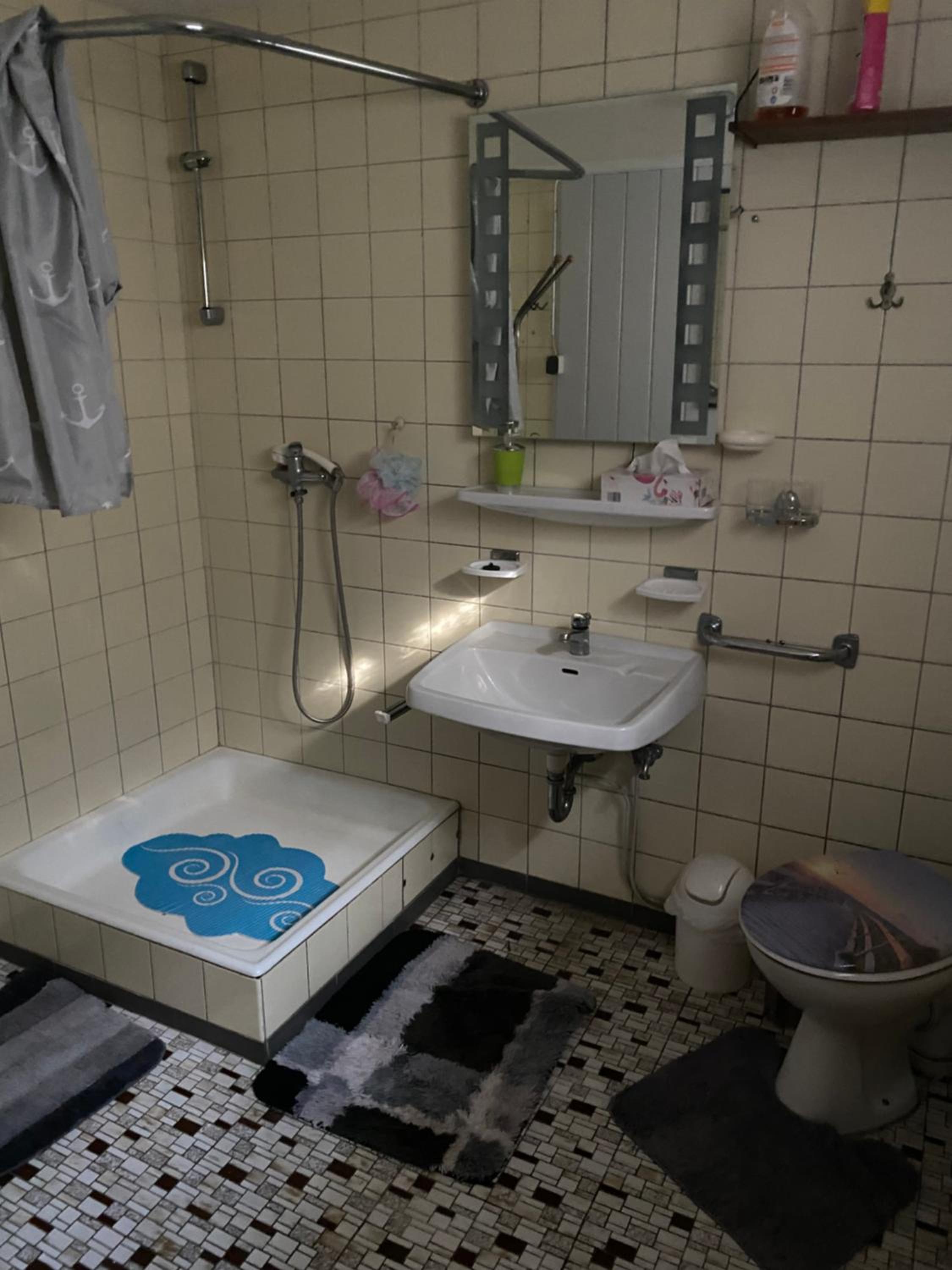 Apartment in basement of a house with good daylight