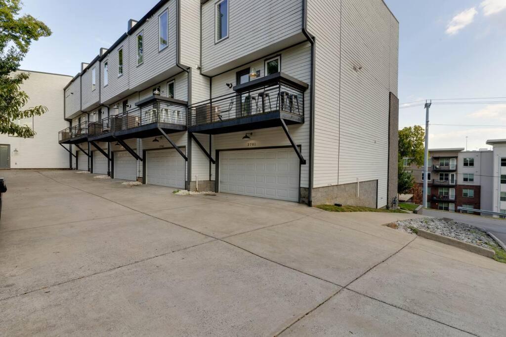 Sleek Townhome near Broadway! view 3