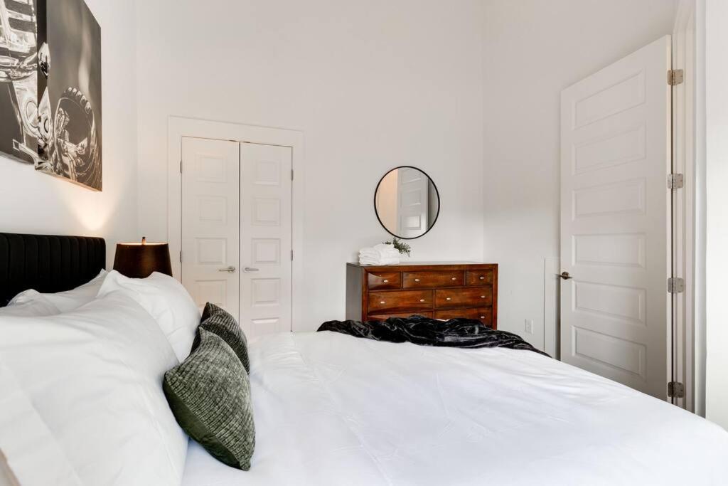 Sleek Townhome near Broadway! view 4