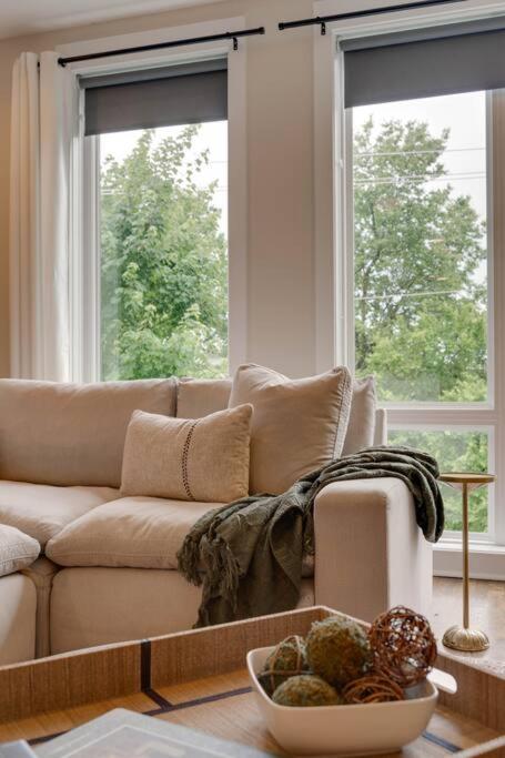 Unforgettable Townhome-Close to Broadway-10 Beds! view 3