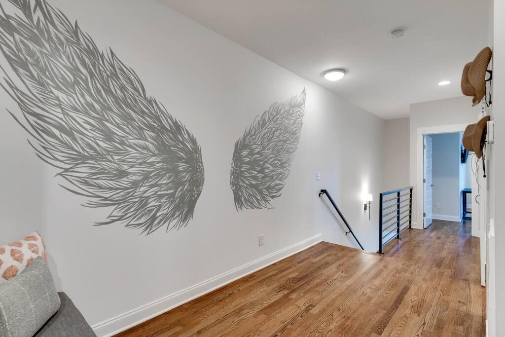 Unforgettable Townhome-Close to Broadway-10 Beds! view 4