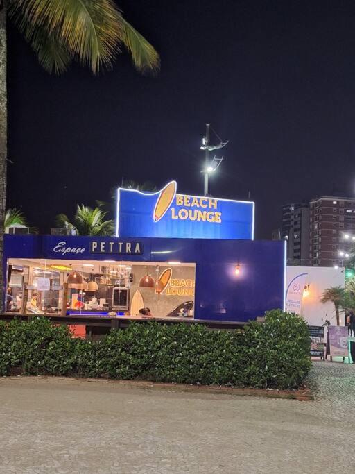 kitnet pé na areia, em frente a praia.