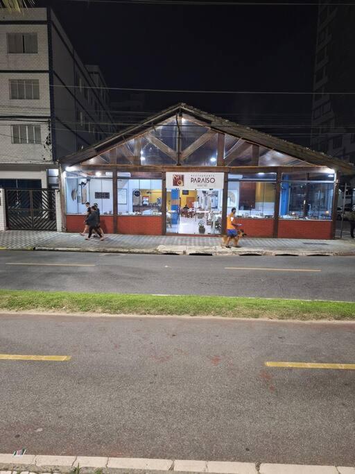 kitnet pé na areia, em frente a praia.