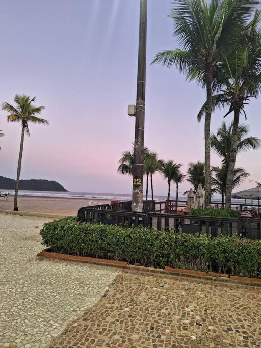 kitnet pé na areia, em frente a praia.
