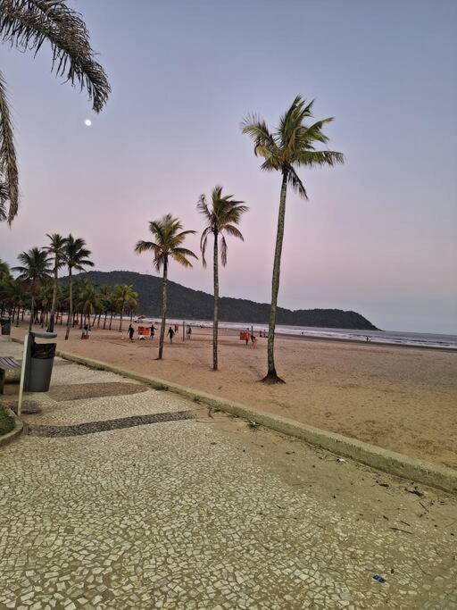 kitnet pé na areia, em frente a praia.
