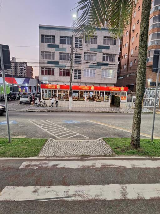kitnet pé na areia, em frente a praia.