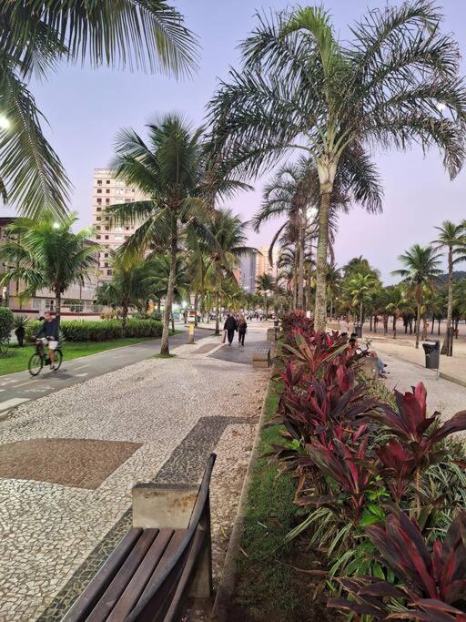kitnet pé na areia, em frente a praia.