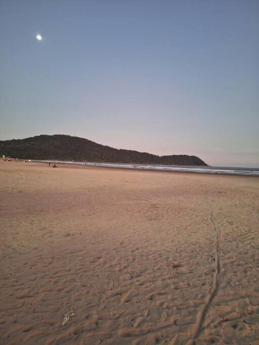 kitnet pé na areia, em frente a praia.