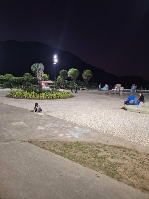kitnet pé na areia, em frente a praia.