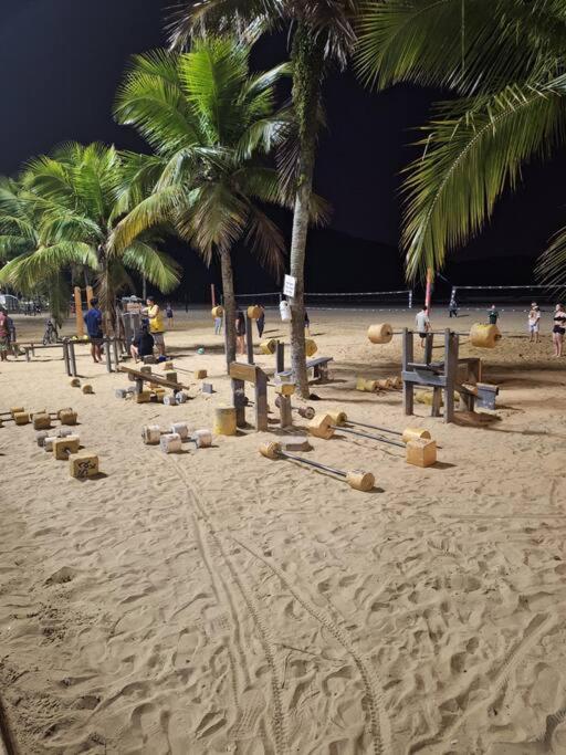kitnet pé na areia, em frente a praia.