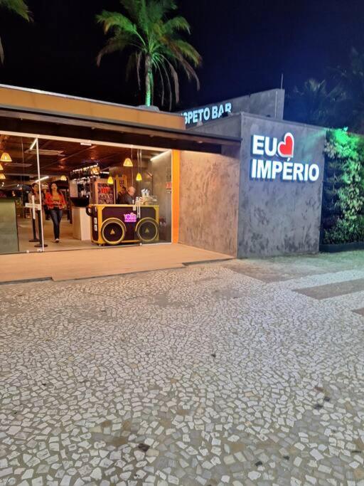 kitnet pé na areia, em frente a praia.