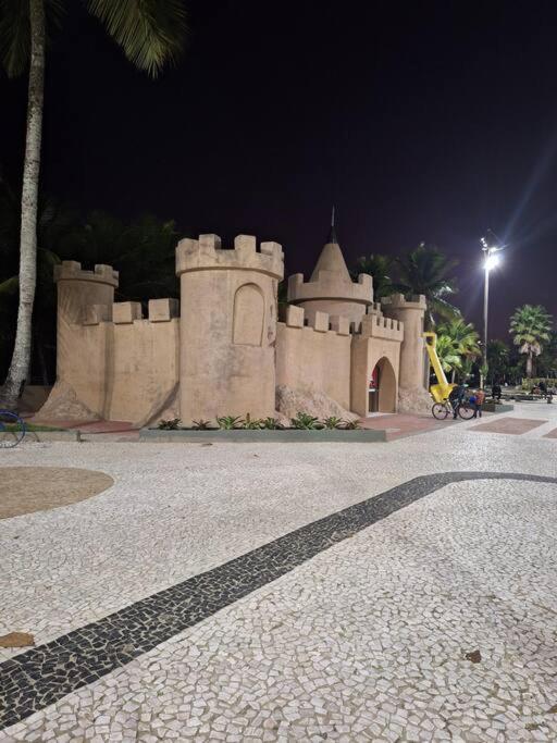 kitnet pé na areia, em frente a praia.