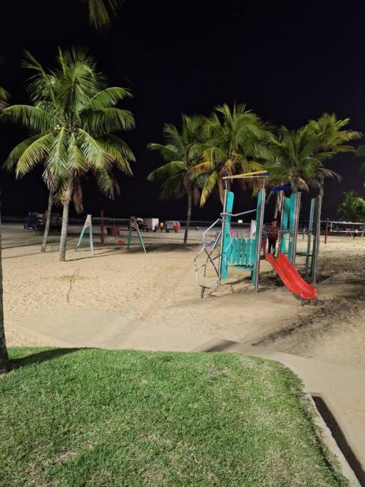 kitnet pé na areia, em frente a praia.