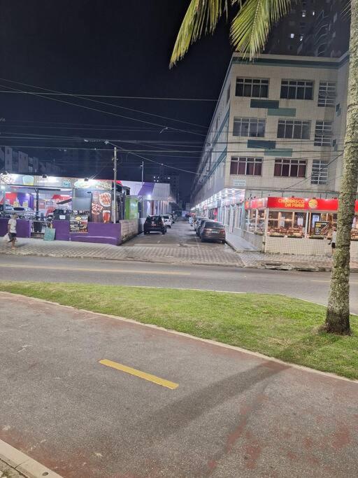 kitnet pé na areia, em frente a praia.