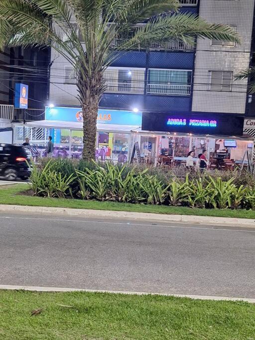 kitnet pé na areia, em frente a praia.