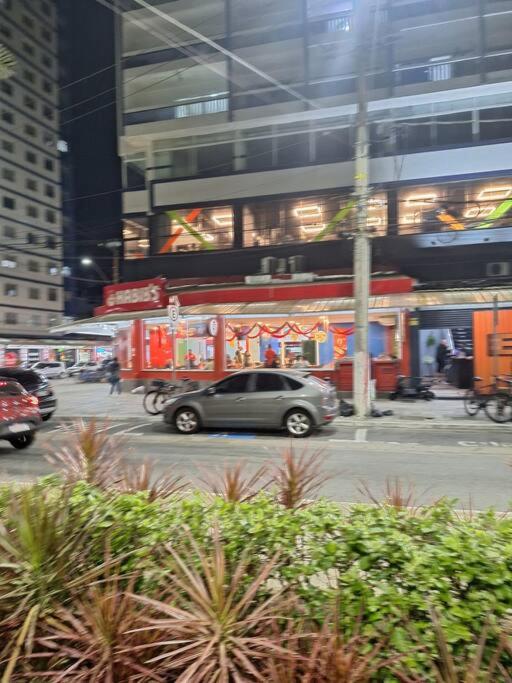 kitnet pé na areia, em frente a praia.