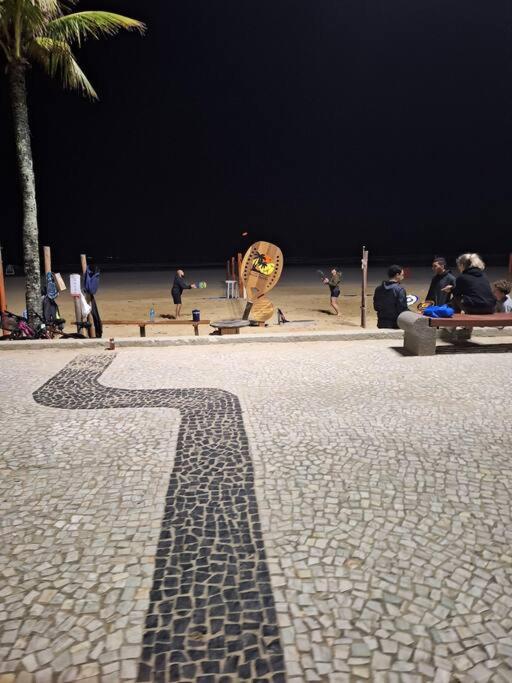 kitnet pé na areia, em frente a praia.