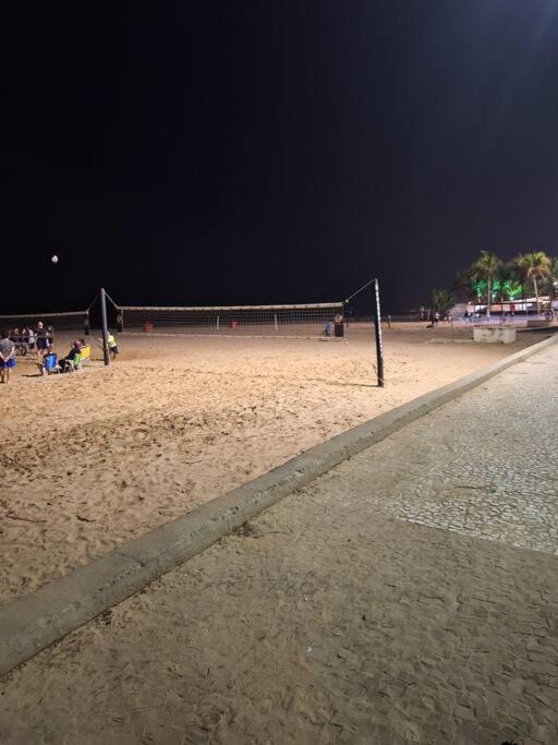 kitnet pé na areia, em frente a praia.