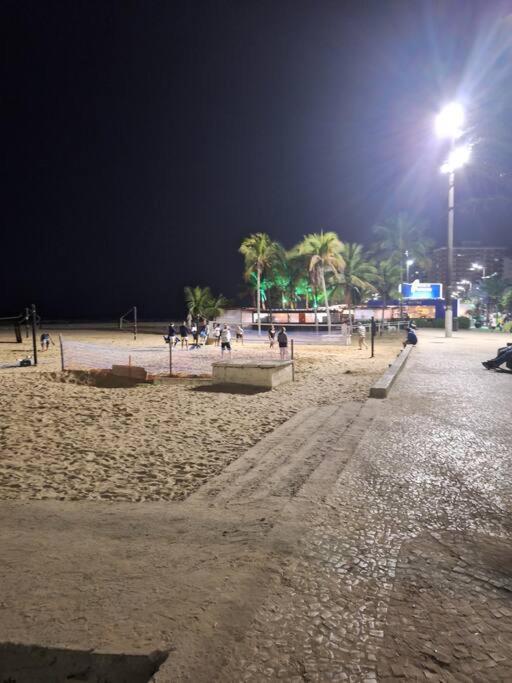 kitnet pé na areia, em frente a praia.