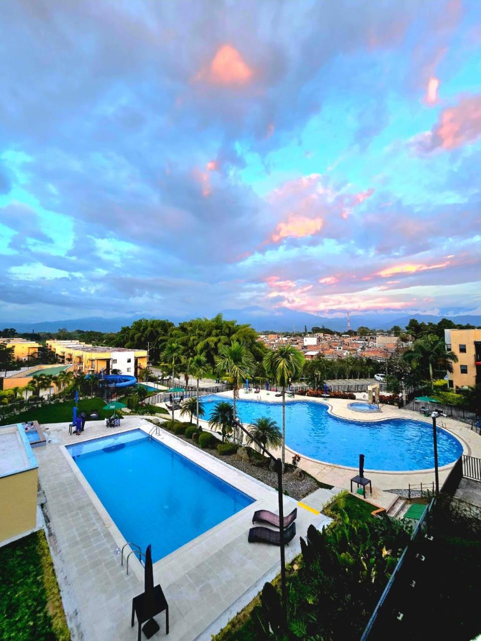 Apartamento Privado Vacacional a 5m del Aeropuerto, 20 minutos del Parque del Cafe y Centro de Armenia con 4 Piscinas, 3 Jacuzzi, Sauna By Molca Xperiences