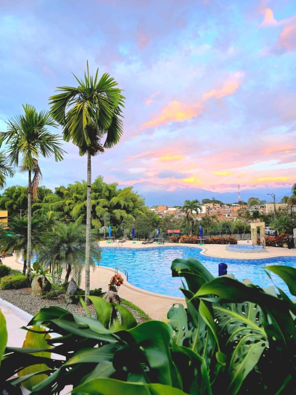 Apartamento Condominio Vacaciones G305 a 5 Minutos del Aeropuerto, 20 minutos del parque del cafe cerca en Armenia, Ubicado en La Tebaida.