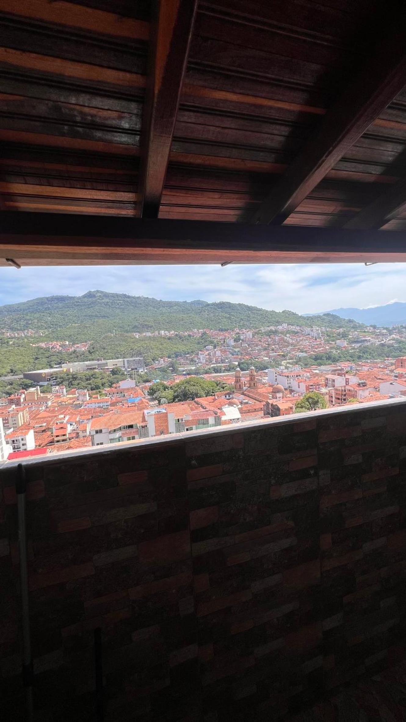 Apto. en zona céntrica con vista panorámica al pueblo