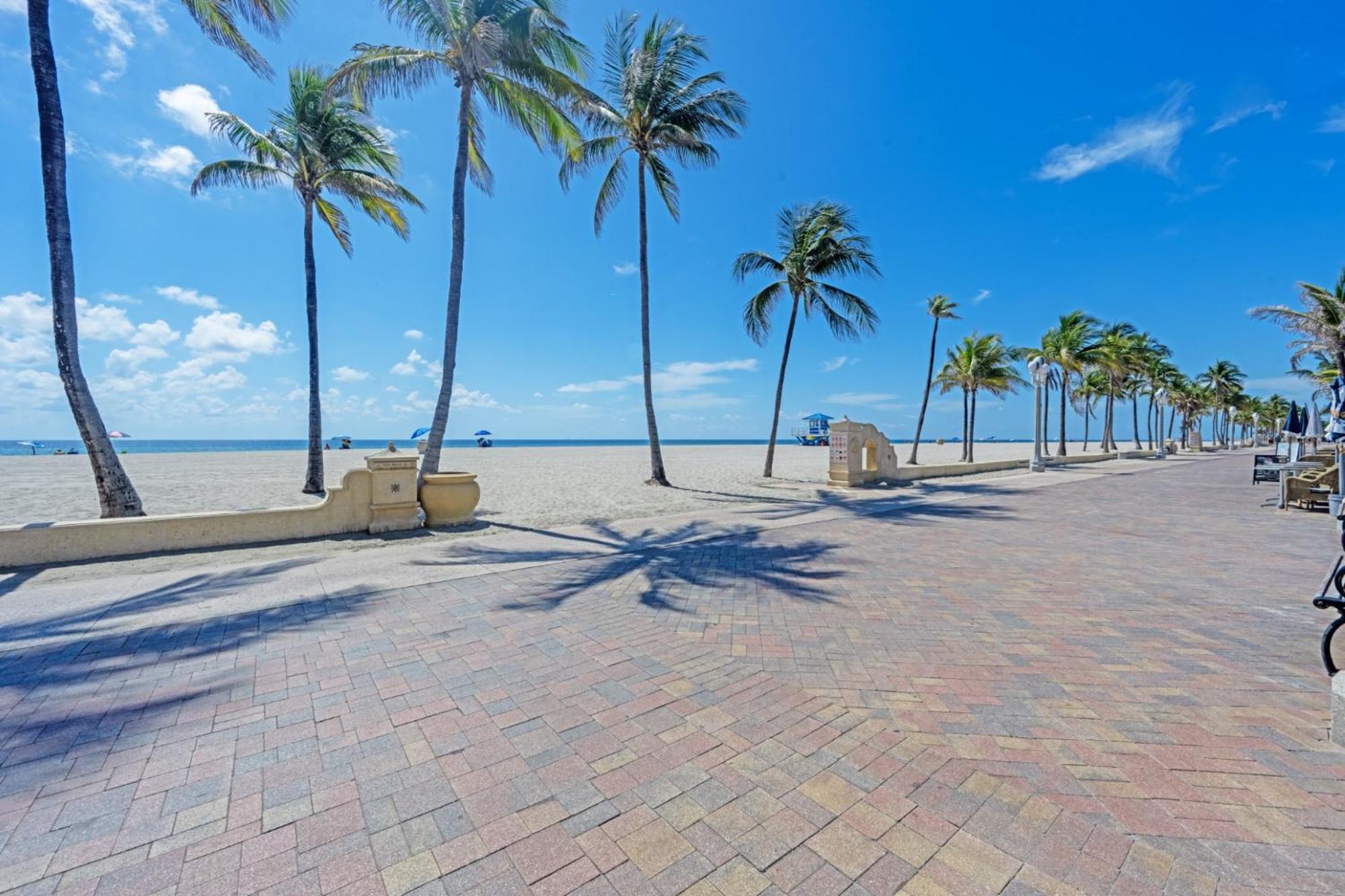 Apartamento justo en la playa view 3